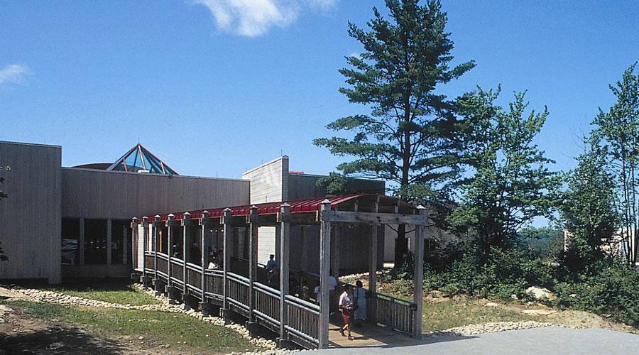 Visitor’s Centre Algonquin outside